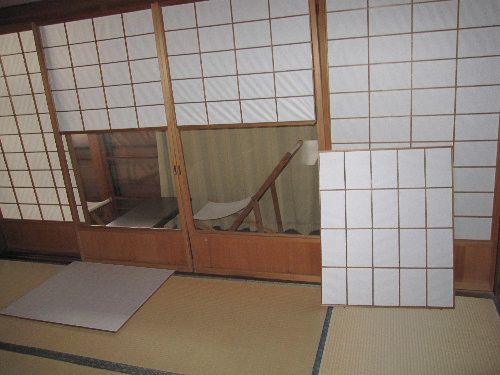 障子が元にもどらない