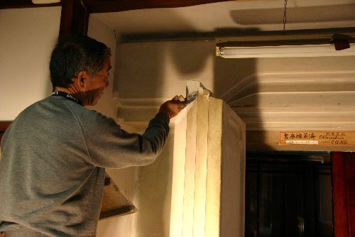 震災被害の臨雲文庫の壁を補修