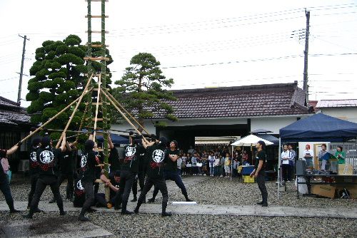 七一登梯組による祝いの梯子乗り演舞