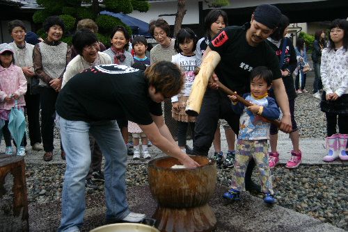 祝いの餅つきに子供たちも参加