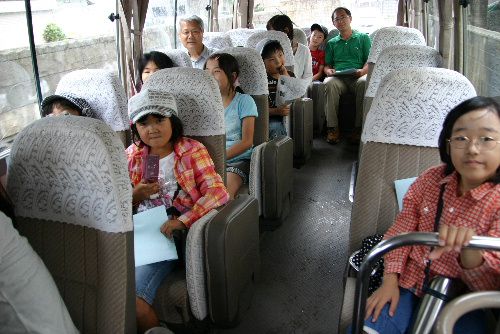 雨の中の碑文めぐり　第１回土曜自由塾終わる