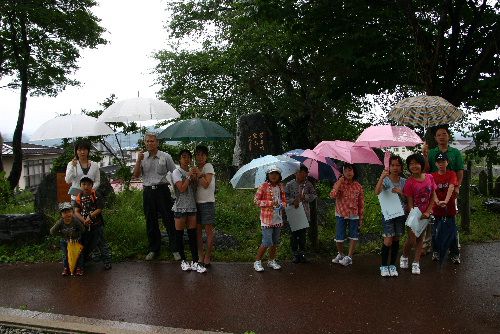 碑文前で記念写真