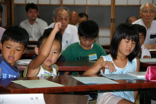 真剣なまなざしで