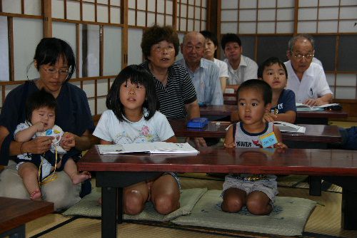 親子で真剣なまなざしで