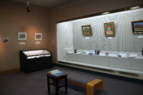 絵画と工芸２０数点を展示