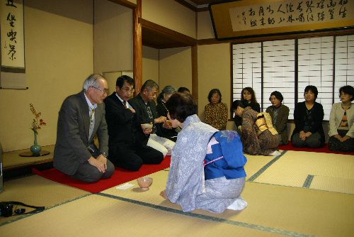 開幕記念行事のお茶のもてなしも大好評