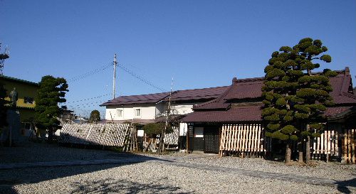 冬晴れの真っ青な空　雪囲い？
