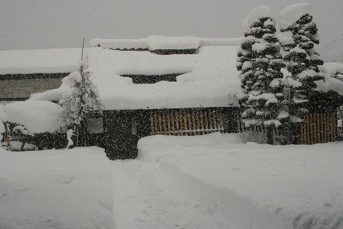 雪に埋もれ始めた臨雲文庫