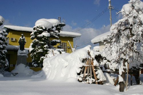 雪も峠を越したか　今日は御用納め