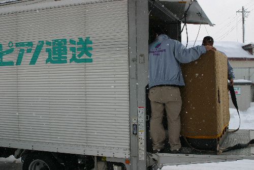 結城豊太郎先生が昭和１２年寄贈のピアノを修繕
