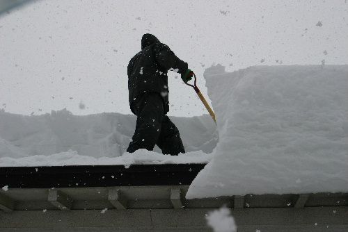 まだ1月の上旬なのに　屋根の雪下ろし