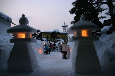 今年もこんな雪どうろうを　赤湯中学校の生徒の力をかりて