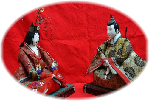 お内裏様とお雛様　二人並んですまし顔