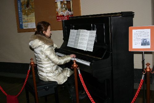 ロビーにピアノの音色が響く　