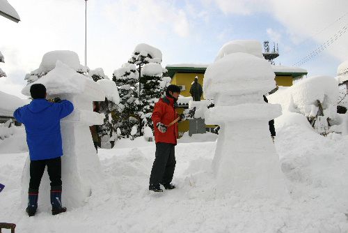 今年は中学生の参加はなし　記念館冬まつりの雪灯篭づくり