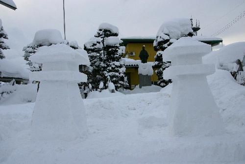 見事に２基の雪灯篭