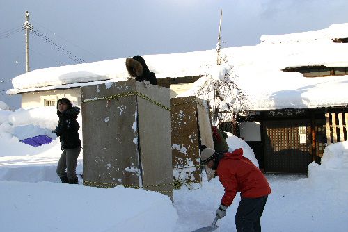雪灯篭づくりはじまる　結城豊太郎記念館冬まつり