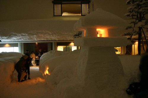 雪灯篭に点灯　結城豊太郎記念館冬まつり