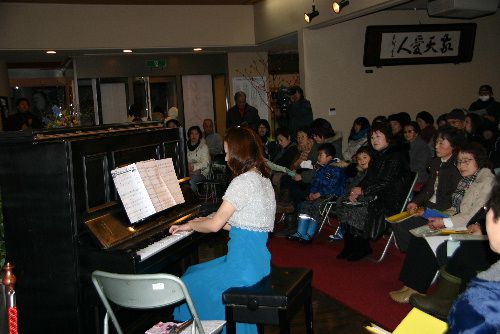 結城豊太郎記念館ロビーでミニコンサート