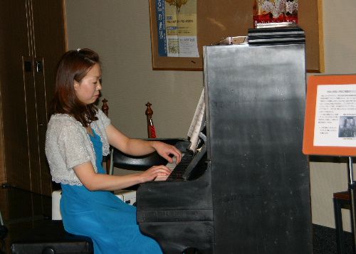 もしかするとこのピアノで音楽を勉強したのでは？