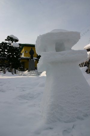 ちょっぴり日差しも　雪灯篭がくずれそう