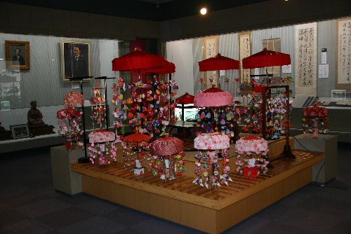 第２展示室にはつるし雛（傘福）