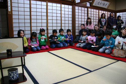 小さなお客様　臨雲文庫でお茶会