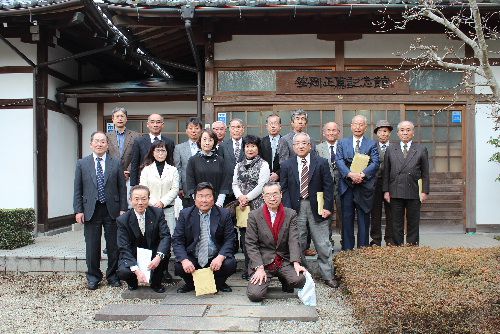 記念館前で「ハイ」パチリ