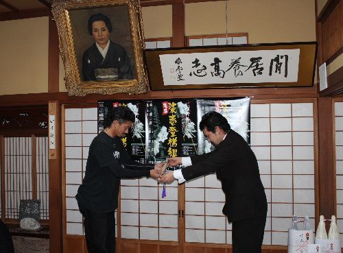 七一登梯組　新組頭が決まる シンボルの鳶が伝達　