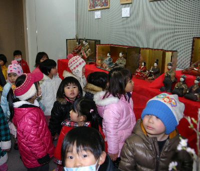 小さなお客様　雛人形展を見学