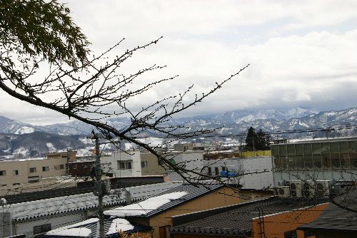 遠く山々の残雪も目立ってきた