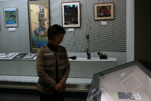 髙橋久吉きり絵展　開幕　来館者第１号は？