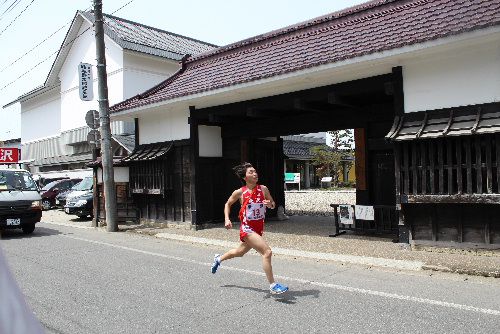 山形県縦断駅伝大会　結城豊太郎記念館前を力走