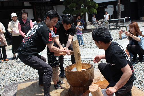 子どもも一緒にペッタンと餅つき