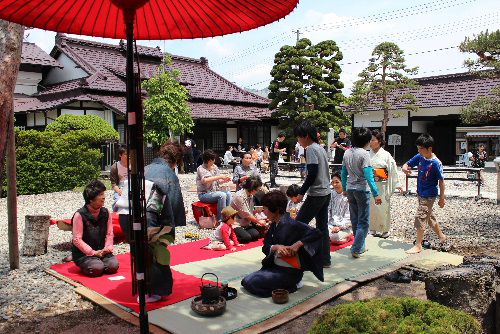 庭で野点　おいしいお茶を一服