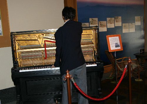 明日の準備着々　記念館ミニコンサート
