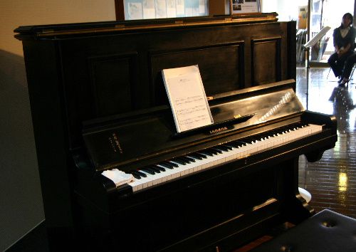 結城先生寄贈のピアノによるミニコンサート