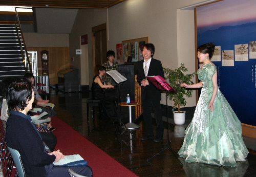 独唱、独奏、そして２人でと見事な演奏