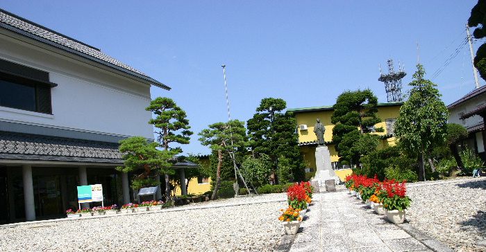 梅雨明けはまだまだか　梅雨の合間の青空が