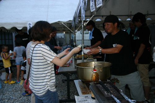 こんなに多くのメニューがそろった七一登梯組の屋台