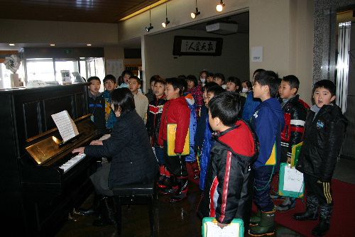 結城先生寄贈のピアノを使って子供達が赤湯小の校歌を