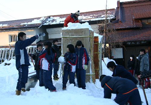 記念館の庭に中学生が雪灯篭づくり