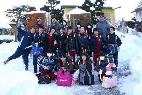 雪灯篭づくり初日が終る