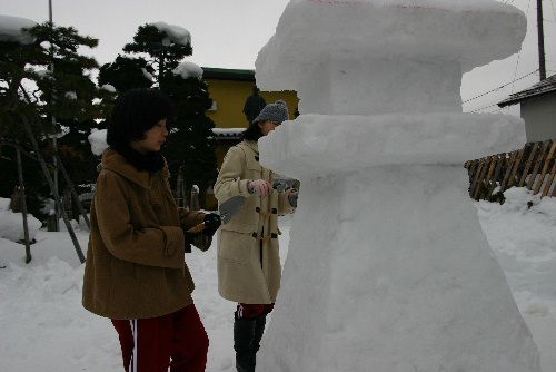 赤湯中学生が雪とうろうの仕上げに