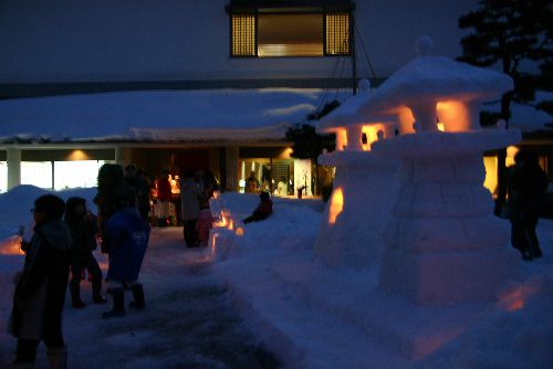 みごとに庭を彩った雪灯篭