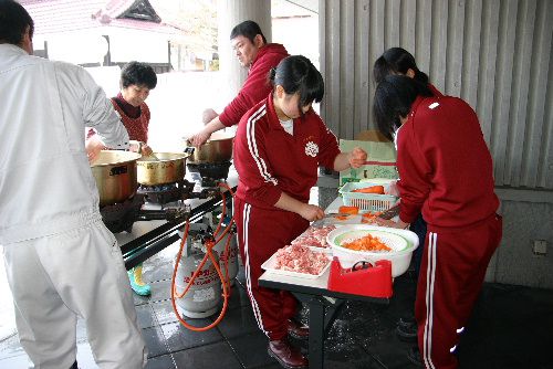 トン汁やコンニャクの振る舞いに中学生が大活躍