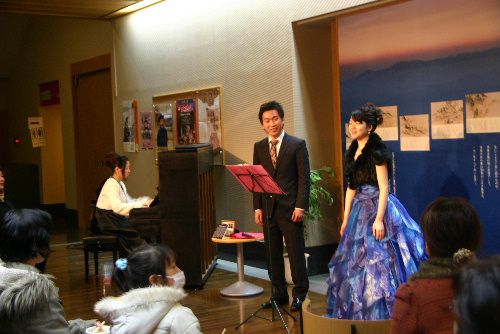 熱唱　髙橋沙織さんと佐藤登さん