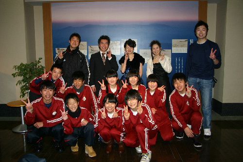 赤湯中生徒と一緒に記念写真を