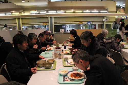 東京大学安田講堂地下の学生食堂で昼食