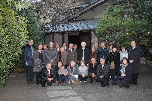 三木武夫記念館玄関で記念撮影